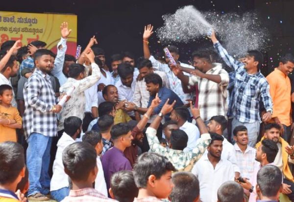 Golden Gesture at Suttur Math Residential School_ Students Honour Teachers and Caretakers at “Guru Vandana” Golden Gesture at Suttur Math Residential School_ Students Honour Teachers and Caretakers at “Guru Vandana”